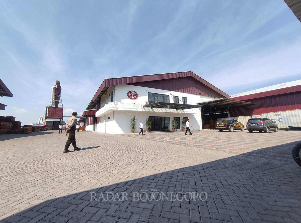 LAKUKAN PENYELIDIKAN: Lokasi PT Inkatama Wancheng Indonesia diselidiki petugas kepolisian. (ANJAR DWI PRADIPTA/RDR.LMG )