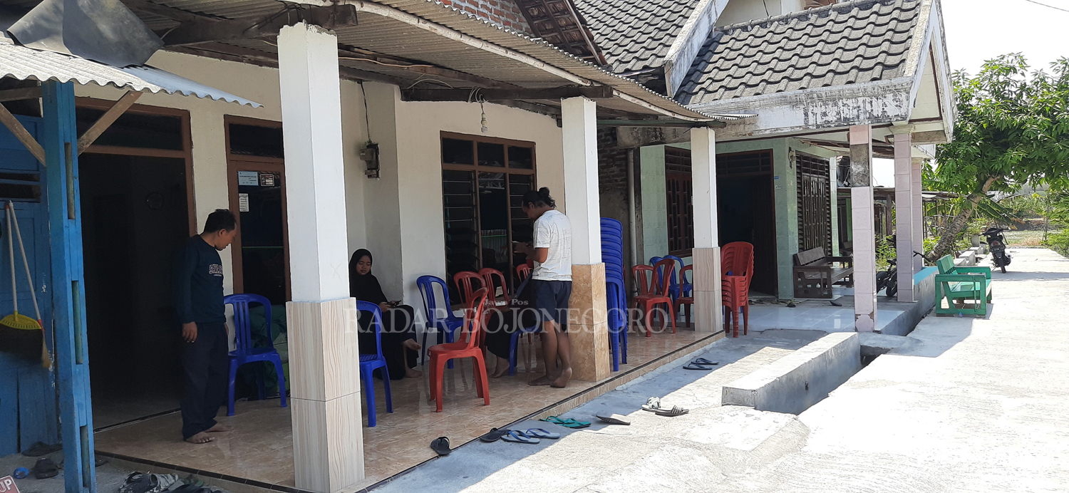 BERDUKA: Potret kediaman Della dan keluarga di Desa Tawangrejo, Kecamatan Turi, Rabu siang (18/10). (GAMAL AYATULLAH/RDR.LMG)