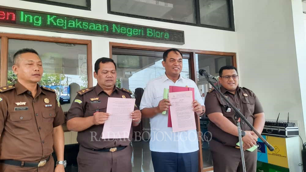 KONFERSI PERS: Kepala Kejaksaan Negeri Blora Haris Hasbullah (dua dari kanan) saat menyampaikan keterangan penetapan tersangka kasus kunjungan kerja fiktif di depan kantor Kejari, Rabu (18/10).