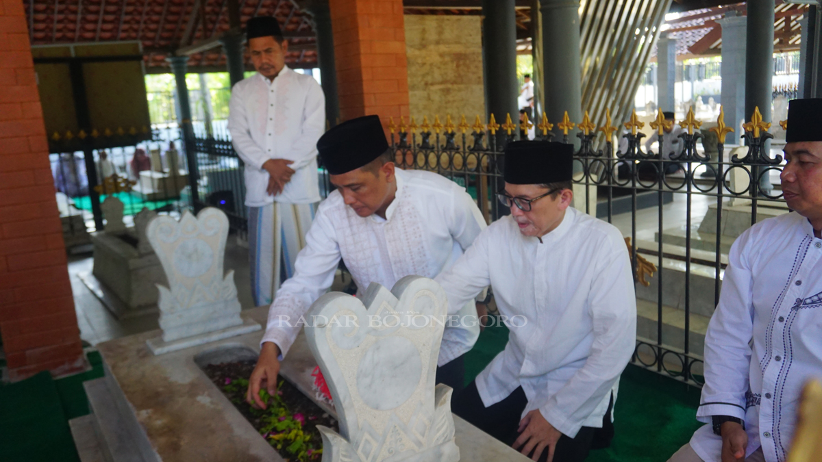 ZIARAH: Pj Bupati Adriyanto melakukan Ziarah Leluhur dalam rangka peringatan Hari Jadi Ke-364 Kabupaten Bojonegoro Rabu (18/10)