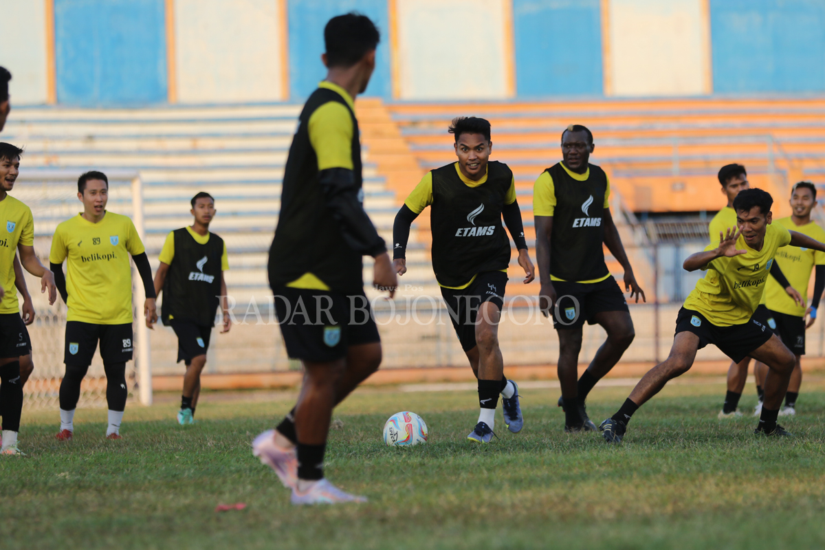 BAKAL TAMBAH KEKUATAN?: Pemain Persela menjalani latihan di Stadion Surajaya Lamongan untuk persiapan melawan tuan rumah Persipa. (ANJAR DWI PRADIPTA/RDR.LMG)