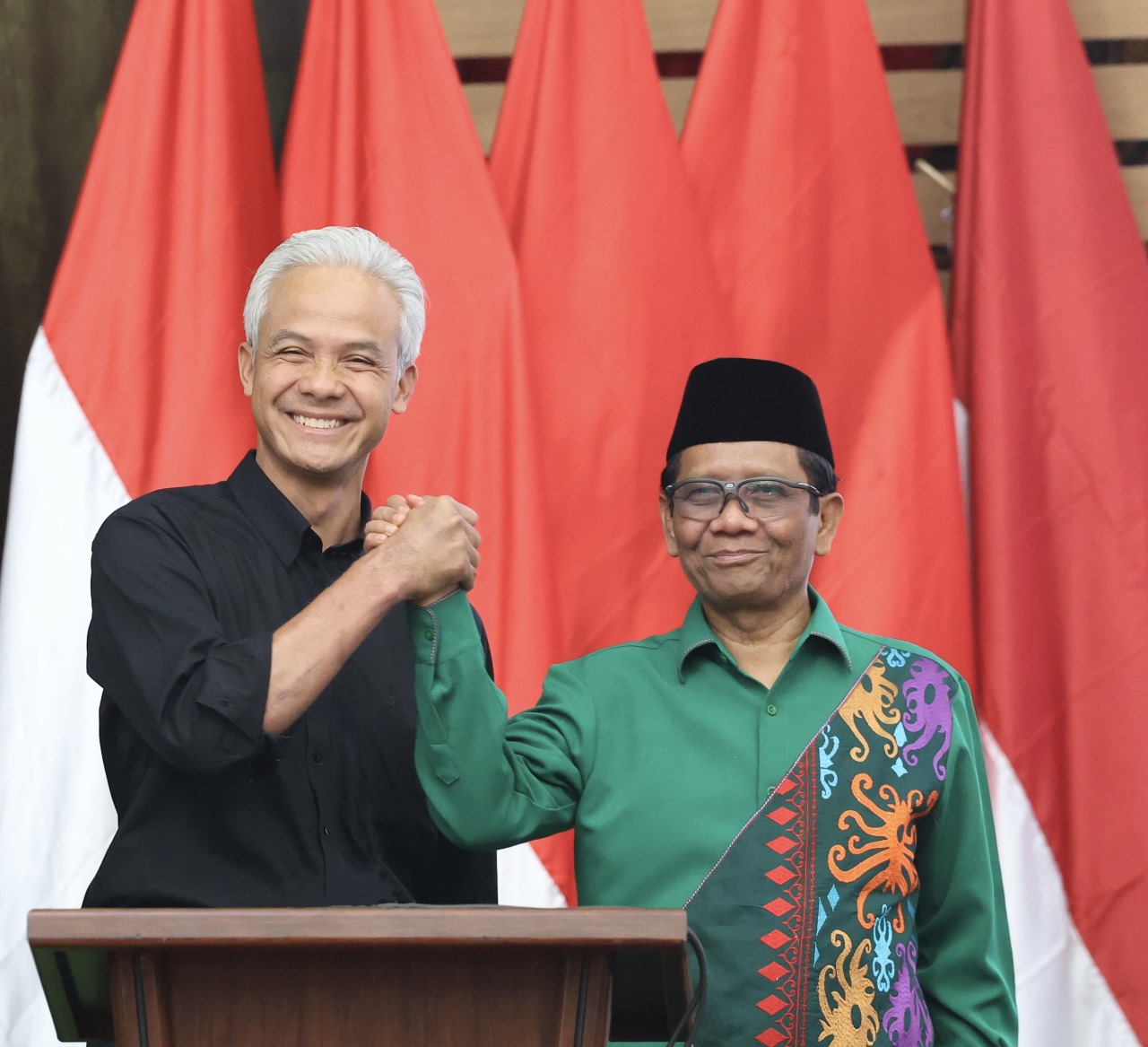 MERAKYAT DAN BERANI: Ganjar Pranowo dan Mahfud MD resmi dipasangkan sebagai calon presiden (capres) dan calon wakil presiden (cawapres) 2024 pada Rabu (18/10).   (Foto : Tim Media Ganjar Pranowo)