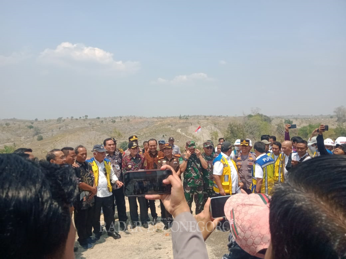 TTITIK NOL: Mensesneg Pratikno, Menteri PUPR M Basuki Hadimuljono bersama Pj Bupati Bojonegoro Adriyanto, Bupati Blora Arief Rohman, hingga Kades Ngelo Tri Maryono dan Kades Kalangan Kasmani meninjau.