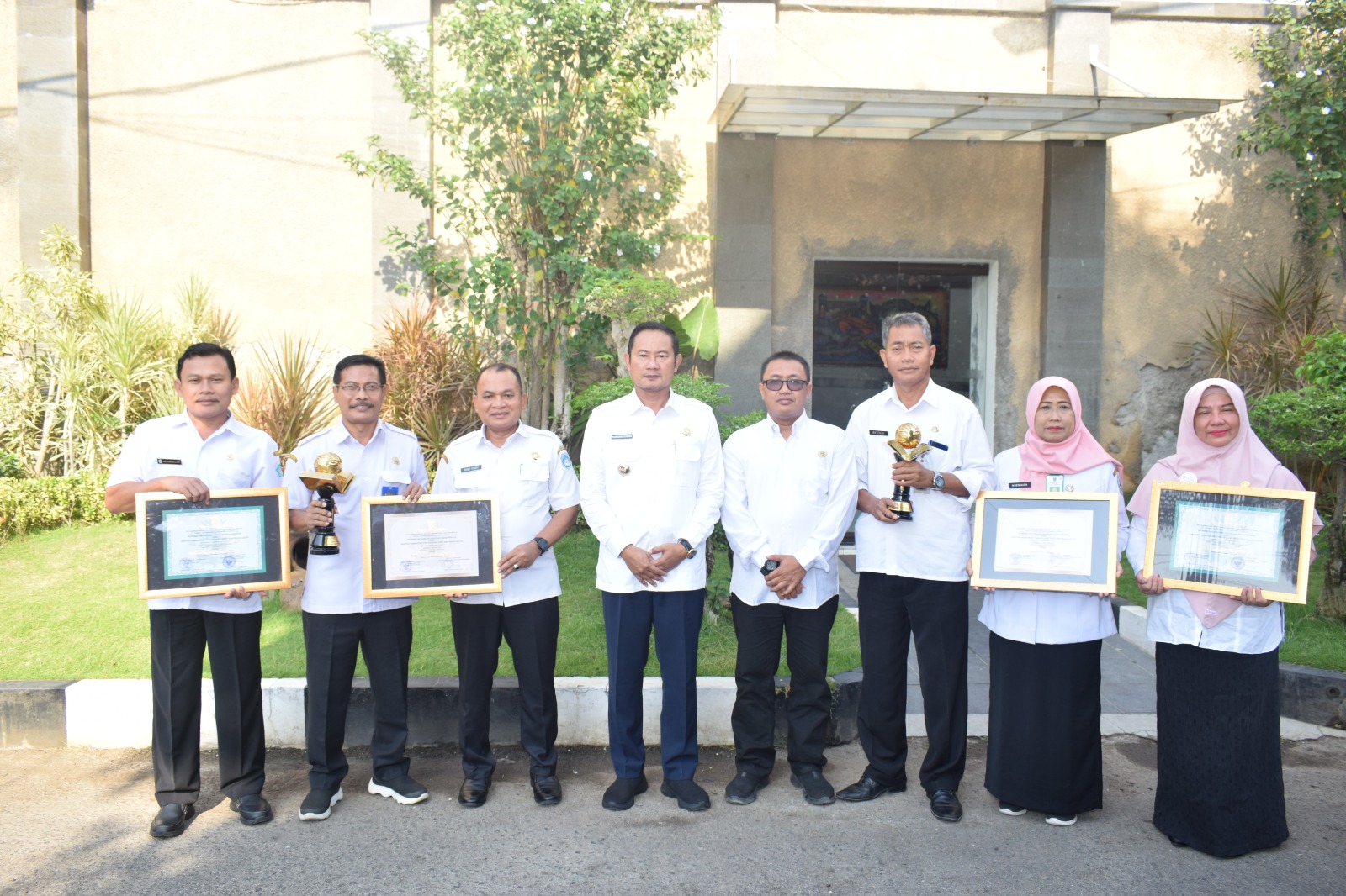 SEDERET PRESTASI: Bupati Yes didampingi Kepala DLH Lamongan, Andhy Kurniawan dan Kepala Dinas Pendidikan Lamongan, Munif Syarif bersama pihak sekolah penerima Adiwiyata Nasional dan Mandiri.