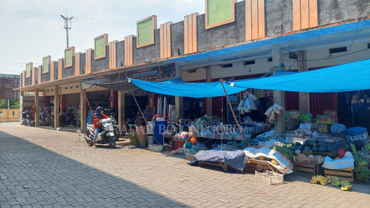 KORUPSI: Para pedagang telah menempati kios-kios yang diduga diperjualbelikan oleh oknum pegawai Pasar Randublatung. (LUKMAN HAKIM/RDR.BJN)