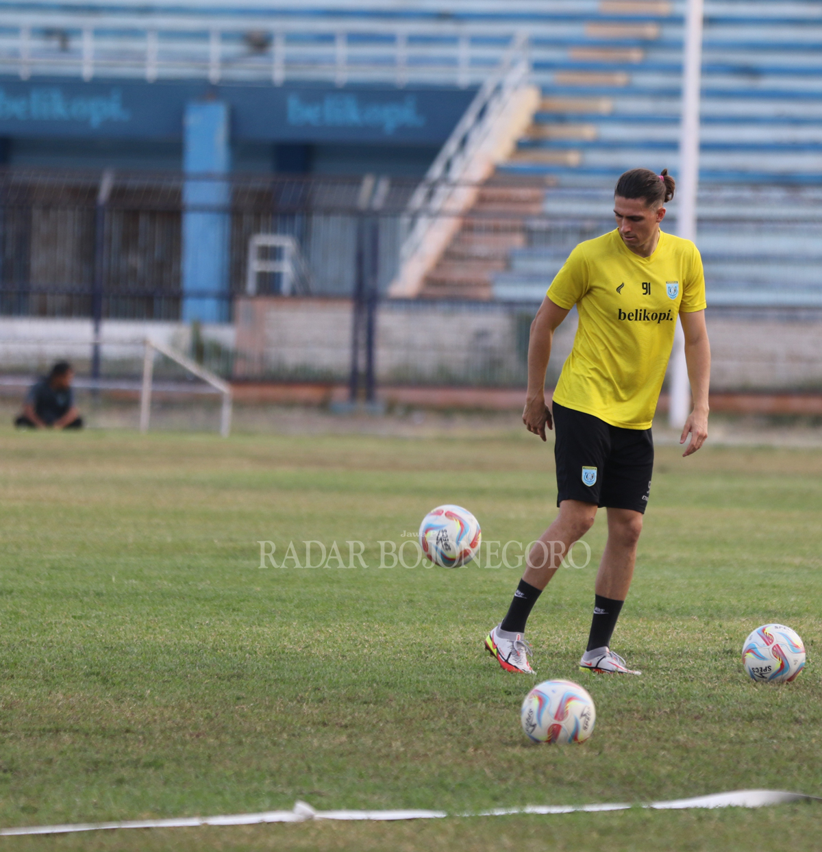 TUGAS BERAT: Jonathan Campbell harus bisa mengantipasi bola umpan penyerang Persipa di laga besok. (ANJAR DWI PRADIPTA/RDR.LMG)