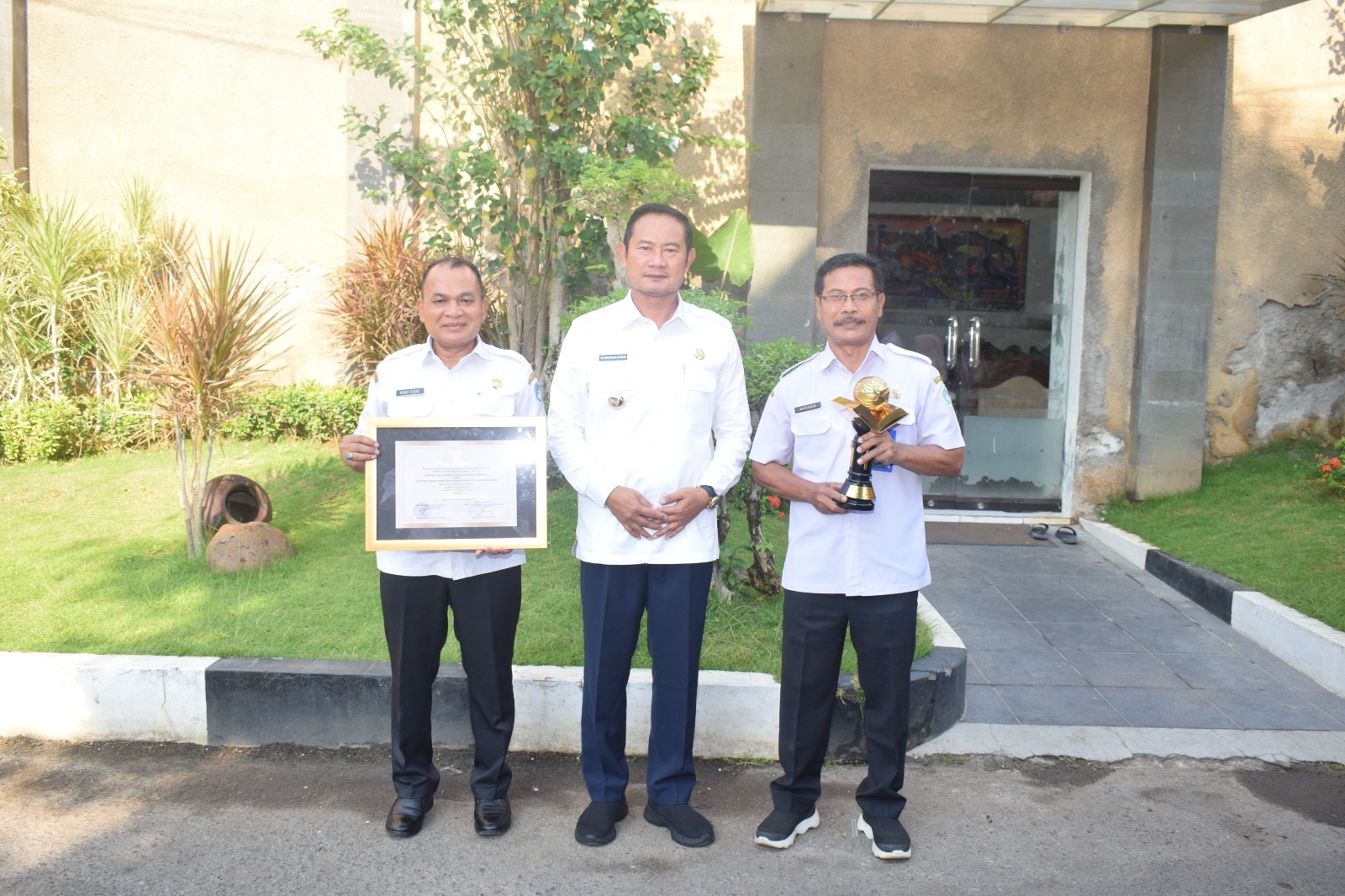 FOTO BERSAMA: Bupati Lamongan Dr Yuhronur Efendi MBA, bersama Kepala Dinas Pendidikan Kabupaten Lamongan Ir Munif Syarif MM, dan Kepala SMP Negeri 1 Mantup Safiuddin S.Pd, M.Pd.(IST/RDR.LMG)