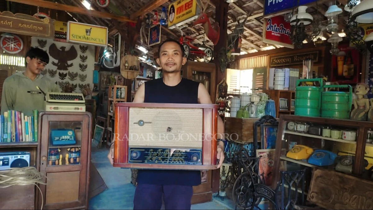 KOLEKTOR: Chuplis pamerkan ribuan koleksi barang antik yang ia simpan dan rawat di rumahnya. Koleksinya saat ini mencapai 2.000 barang antik. (RAHUL OSCARRA DUTA/RDR.BLORA)