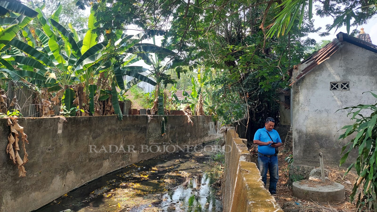 PENAHAN: Rawan ambruk, tampak stut atau penyangga tembok penahan tanah (TPT) bantaran kali Tuk Buntung dihilangkan saat normalisasi. (LUKMAN HAKIM/RDR.BLORA)