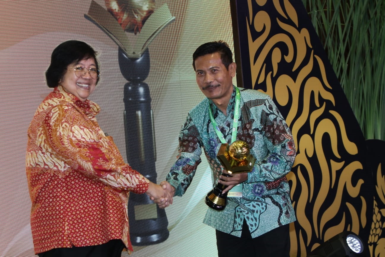 PENGHARGAAN SKALA NASIONAL: Penyerahan penghargaan Adiwiyata Mandiri oleh Menteri LHK Siti Nurbaya kepada Kepala SMP Negeri 1 Mantup Safiuddin S.Pd, M.Pd.(IST/RDR.LMG)