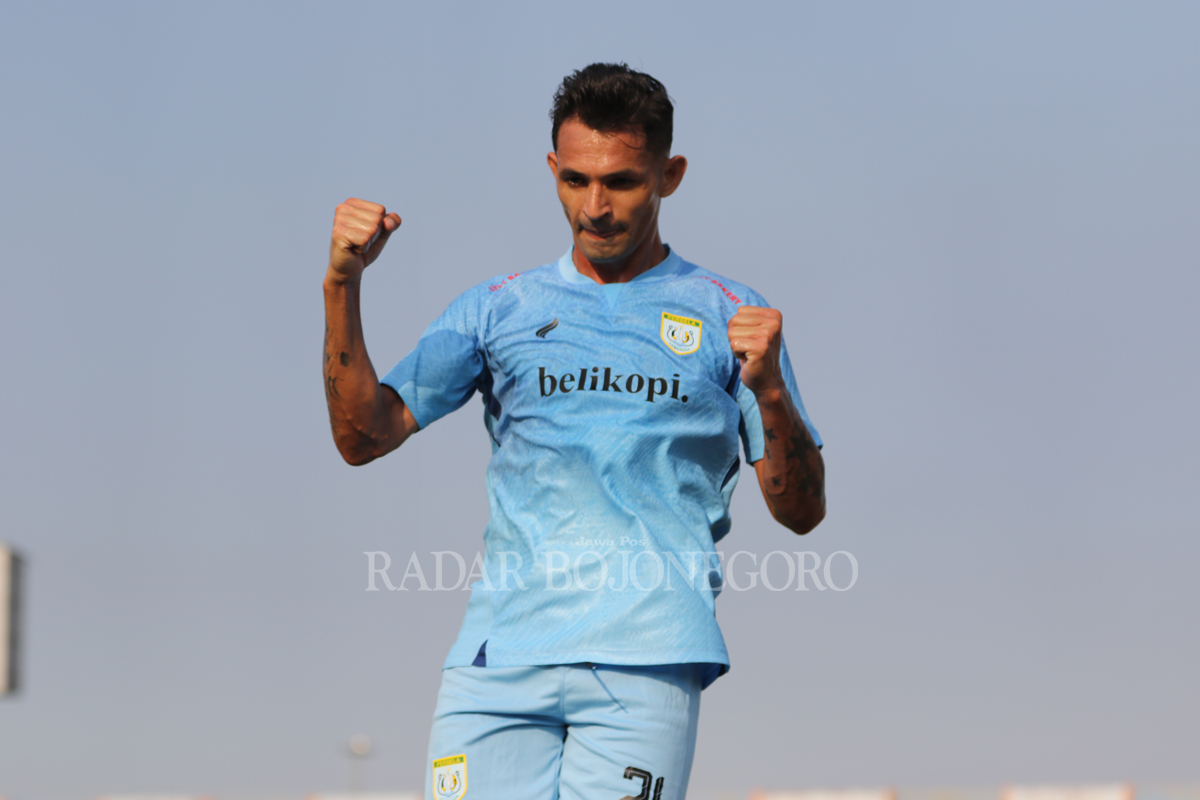 MISI CURI POIN: Persela bertekad meraih kemenangan saat bertandang ke markas Persipa Pati, sore ini (22/10). (ANJAR DWI PRADIPTA/RDR.LMG)