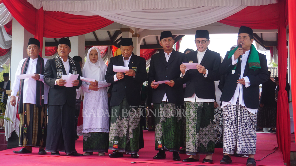 KHIDMAT: Pj Bupati Adriyanto bersama Forkompimda saat upacara hari santri Minggu (22/10)