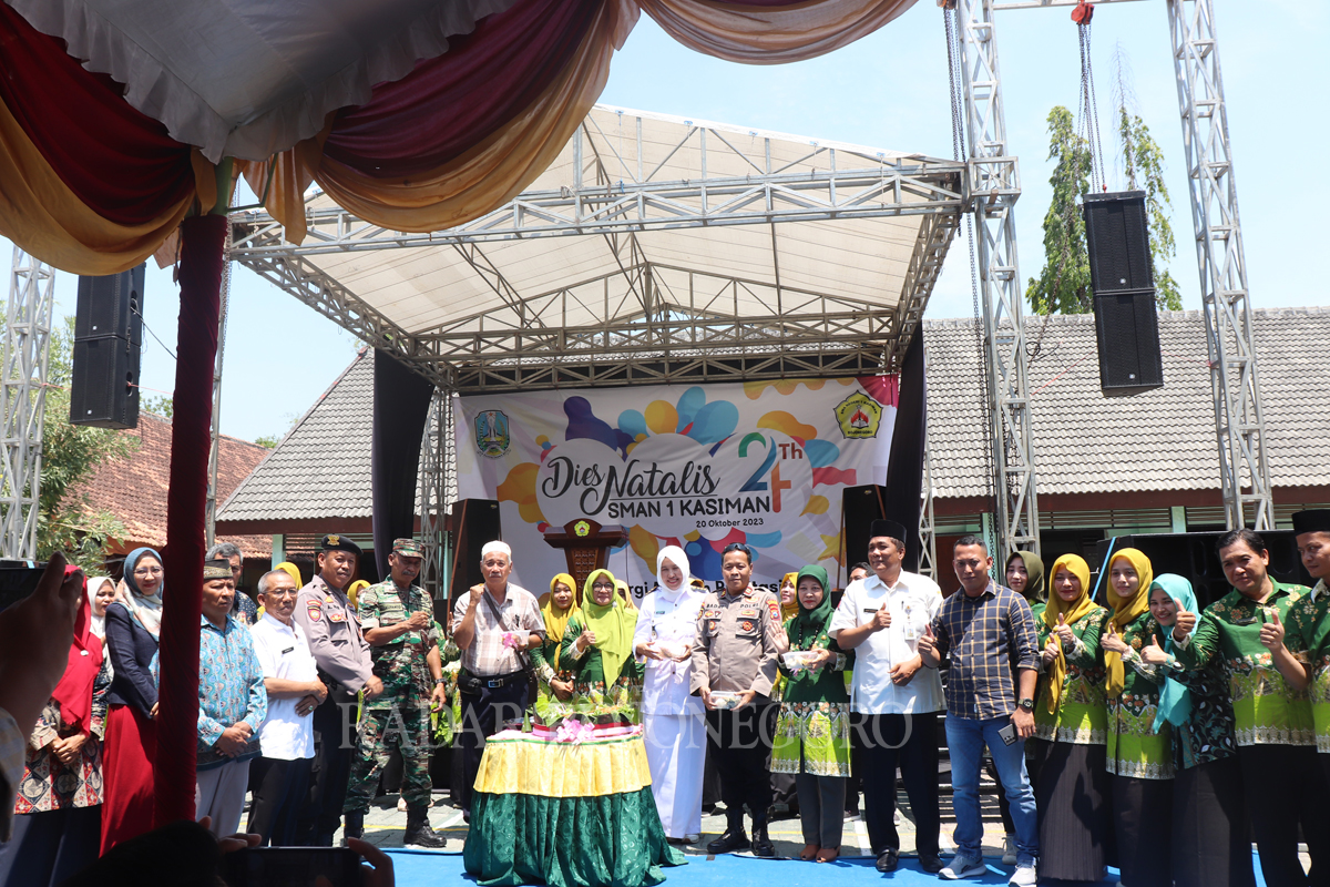 MERIAH: Kepala SMAN 1 Kasiman bersama para tamu undangan memotong tumpeng dalam prosesi perayaan IHUT ke 24 tahun SMANIKA. Para stakeholder di Kecamatan Kasiman berkomitmen.