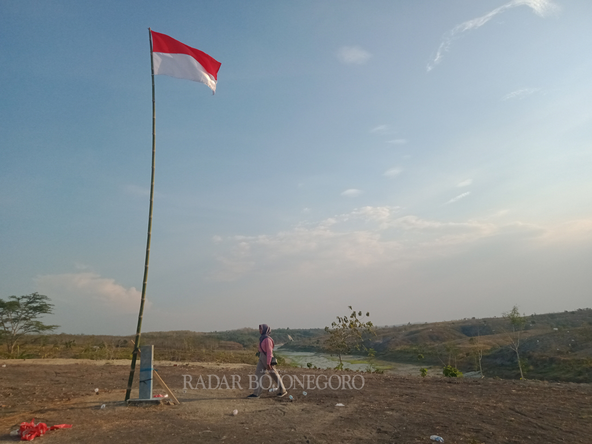 TITIK NOL : Warga ada di titik nol Bendungan Karangnongko. Bangunan pelimpah berpintu bendungan bakal dibangun di lokasi ini.  (YANA/RDR.BJN)