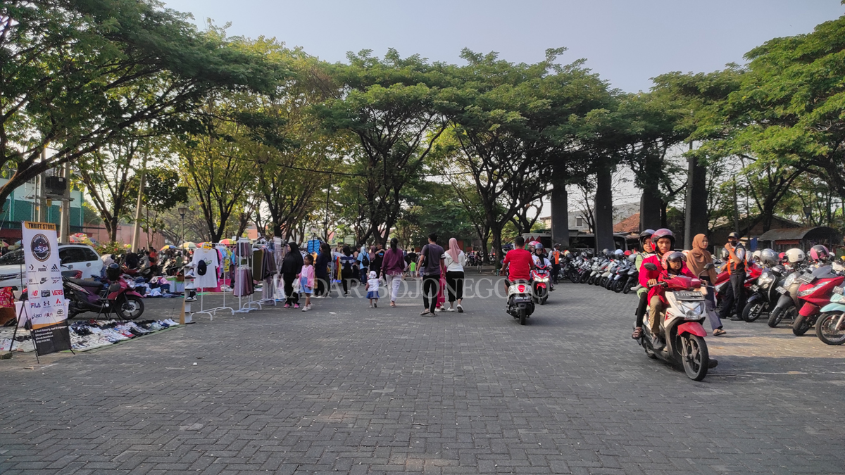 RAMAI: Pengunjung CFD di Stadion Letjend H Sudirman selalu ramai pengunjung tiap Minggu. Aneka jajanan, mainan, maupun baju dijual.