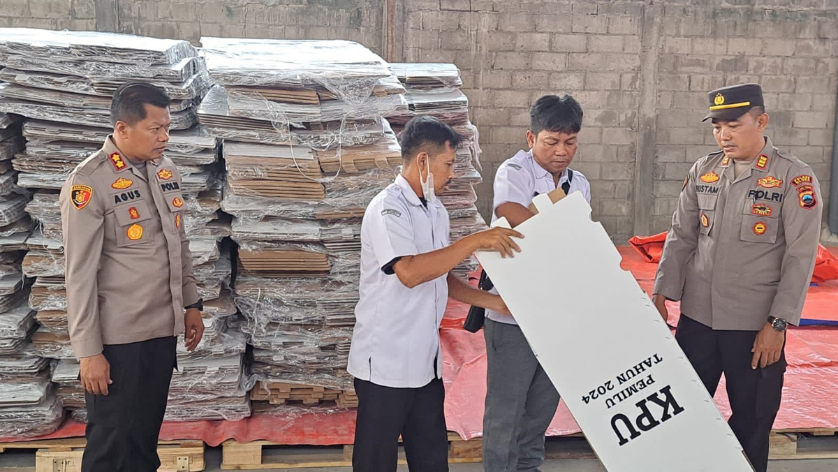 KETAT: Penjagaan ketat oleh kepolisian di gudang logistik KPU Blora selama 24 jam. Sekitar 95 persen logistik Pemilu 2024 telah tiba. (IST/RDR.BJN)