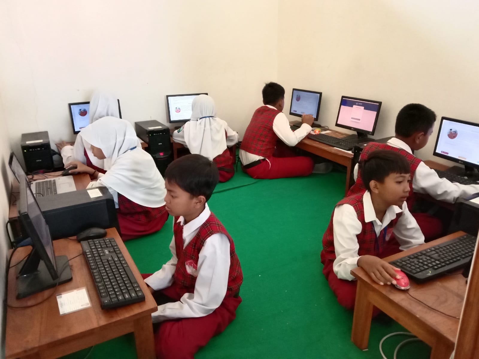 LANCAR: Siswa SDN Kadipaten 3 menjalani ANBK hari pertama kemarin (23/10). Pelaksanaan asesmen berlangsung tanpa kendala. (ISTIMEWA/RDR.BJN)