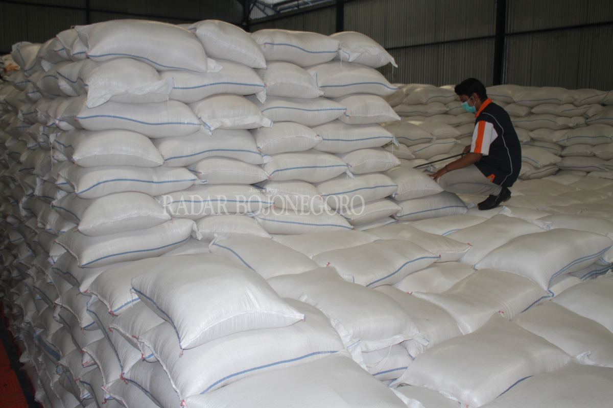 STOK AMAN: Tumpukan beras yang ada di gudang Bulog Subdivre III di wilayah Lamongan. (ANJAR DWI PRADIPTA/RDR.LMG)