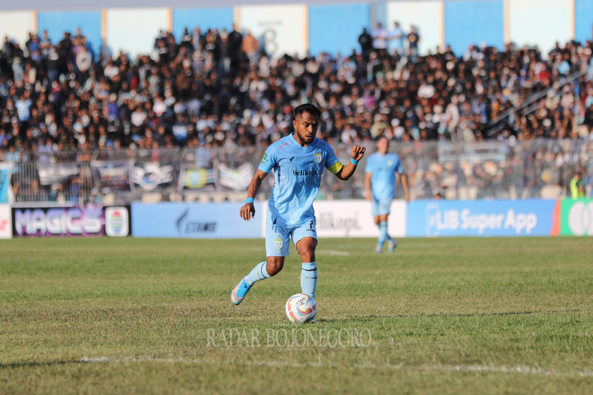 BAKAL JALANI HUKUMAN: Zulham Zamrun mengantongi tiga kartu kuning dan dilarang tampil pada laga pembuka putaran kedua Liga 2.(ANJAR DWI PRADIPTA/RDR.LMG)