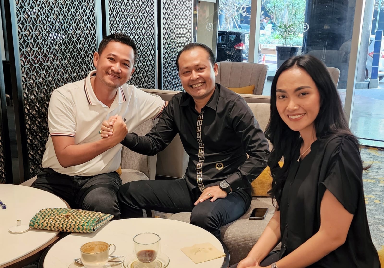 SEPAKAT: CEO Persibo Abdullah Umar dan Manajer Persibo Sally Atyasami bertemu Eko Setyawan ( kiri ) membahas peralihan manajemen. Manajemen baru Laskar Angling Dharma akan dipegang Eko Setyawan.