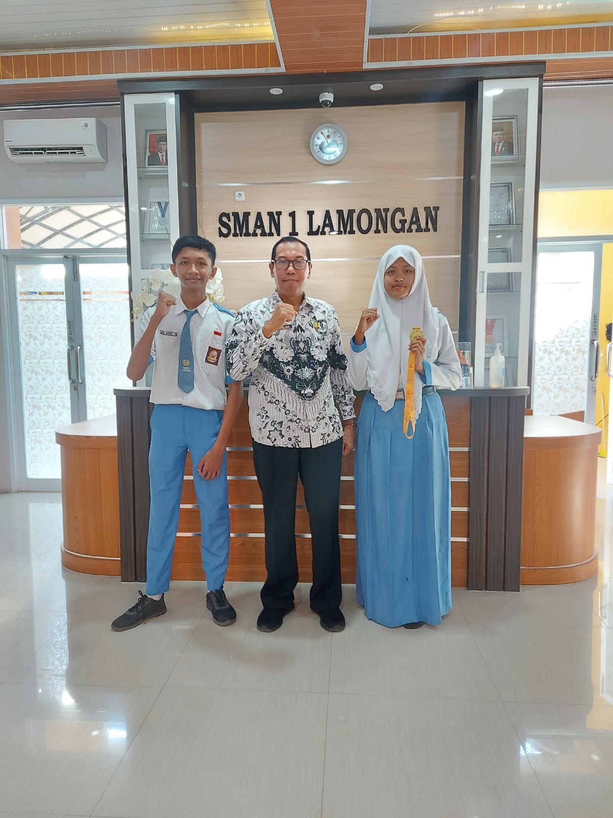 SEMANGAT: Pihak SMASA Lamongan memberikan apresiasi terhadap dua siswa usai meraih medali emas.(IST./RDR.LMG)