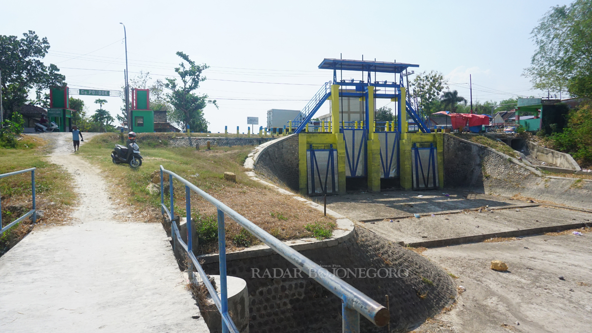 DITUTUP: Cekdam di Desa Kalirejo, Kecamatan Bojonegoro Kota ditutup sementara karena proses pelebaran jembatan sekitar.  (YUAN EDO/RDR.BJN)