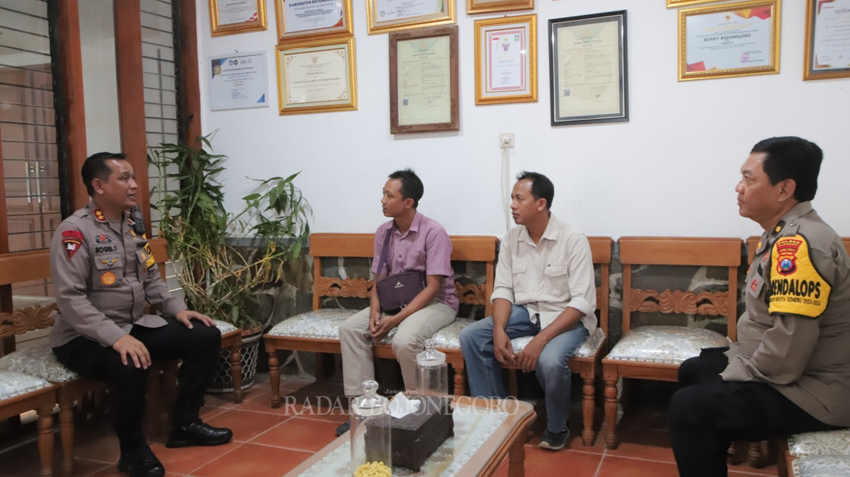 PERSIAPAN: Kapolres Bojonegoro AKBP Rogib Triyanto koordinasi dengan Manajer Event Jawa Pos Radar Bojonegoro Agus Prasetyo Rabu (25/10), untuk mematangkan pawai patrol pada Sabtu (28/10) mendatang.