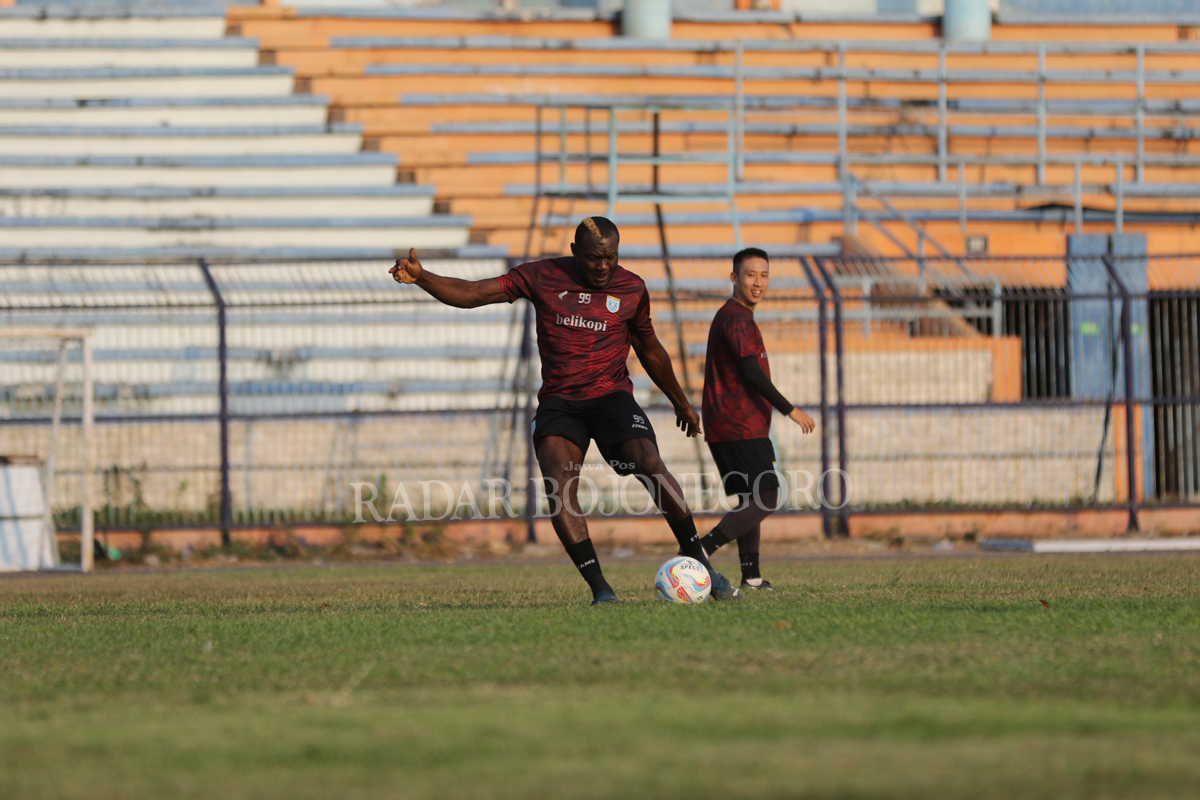 KURANG PRODUKTIF: Herman Dzumafo hanya mengemas satu gol di putara pertama grup 3 Liga 2. (ANJAR DWI PRADIPTA/RDR.LMG)