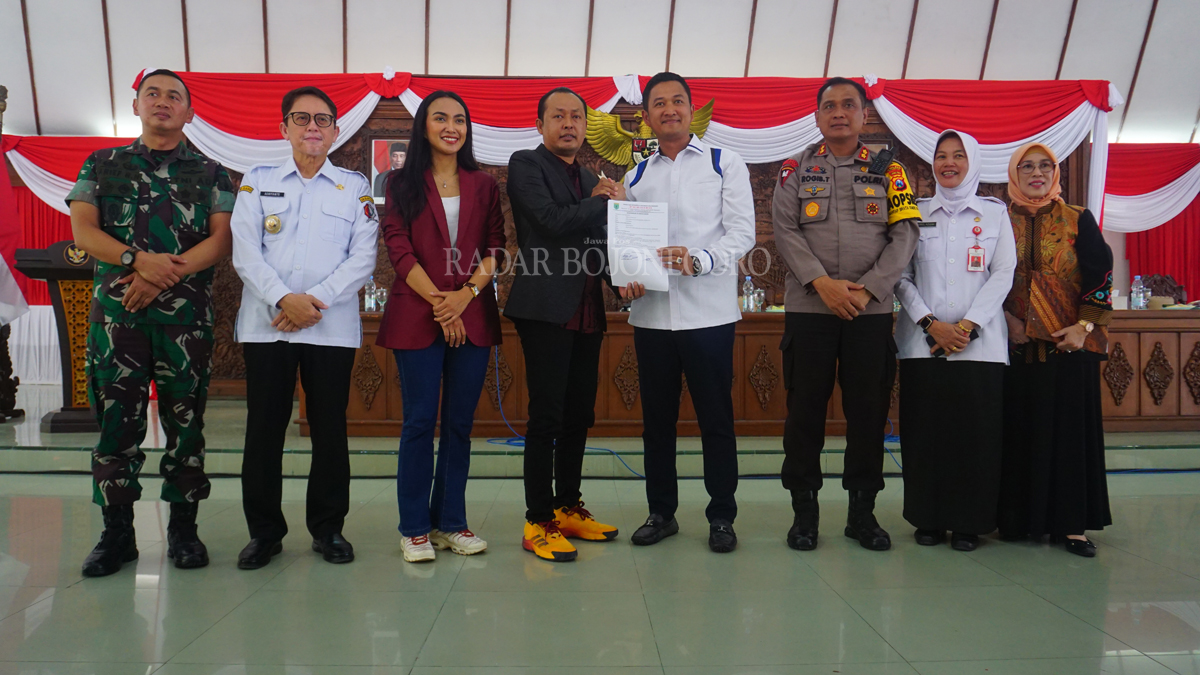SEMANGAT: Peralihan CEO Persibo dari Abdullah Umar ke Eko Setyawan, tetap optimistis meski waktu menipis.(YUAN EDO/RDR.BJN)