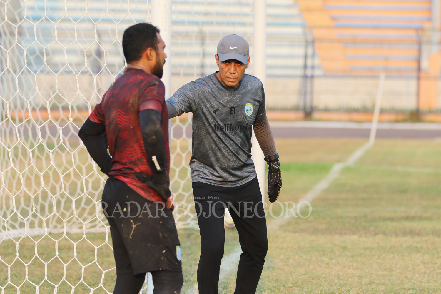 MENDAPAT KESEMPATAN: Absennya Yogi Triana akibat cedera, membuat Samuel Charlheins Reimas mendapat tempat utama di bawah mistar Persela. (ANJAR DWI PRADIPTA/RDR.LMG)