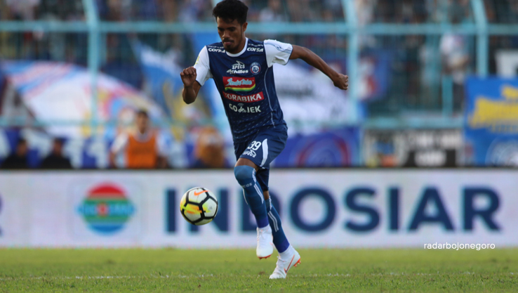 DIKABARKAN BERGABUNG KE PERSELA: Alfin Tuasalamony ketika masih berseragam Arema FC Malang di 2021. Musim ini dia membela Persikabo Bogor. (DARMONO-RADAR MALANG/RDR.LMG)