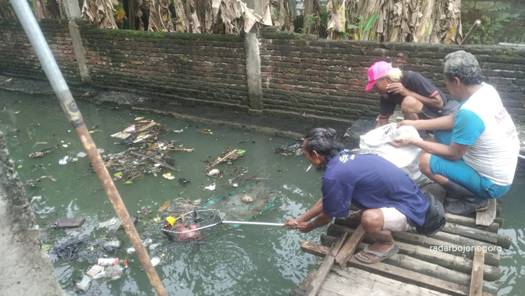 KEGIATAN RUTIN: Pembersihan di aliran Sungai Konang, Kecamatan Babat dilakukan seminggu dua kali.  (IST/RDR.LMG)