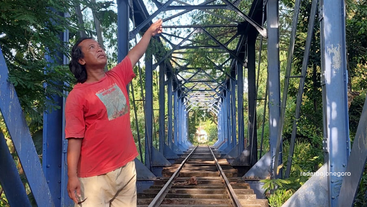 KOKOH: Seno menunjukkan kondisi jembatan kereta lori yang dibuat pada zaman kolonial Belanda. Seno merasa bernostalgia, karena semasa kecil rel itu masih dilintasi kereta bermesin uap. (LUKMAN HAKIM/R