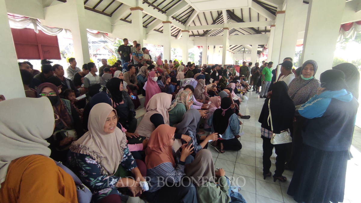 PENDATAAN: Ratusan pedagang CFD dikumpulkan oleh Disdagkop UM di tribun Alun-Alun Bojonegoro untuk pendataan ulang Minggu (29/10). Para pedagang saling berebut lapak.(DHANI WAHYU ALFIANSYAH/RDR.BJN)