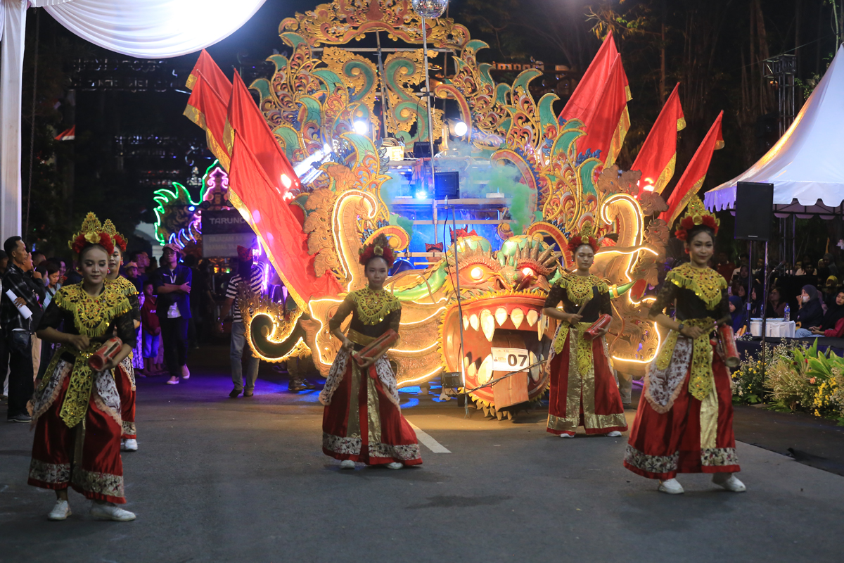 TERBAIK : New kali kening tampil memukau pada pawai patrol kapolres Bojonegoro cup Sabtu (28/10).( YUAN EDO/RDR.BJN)