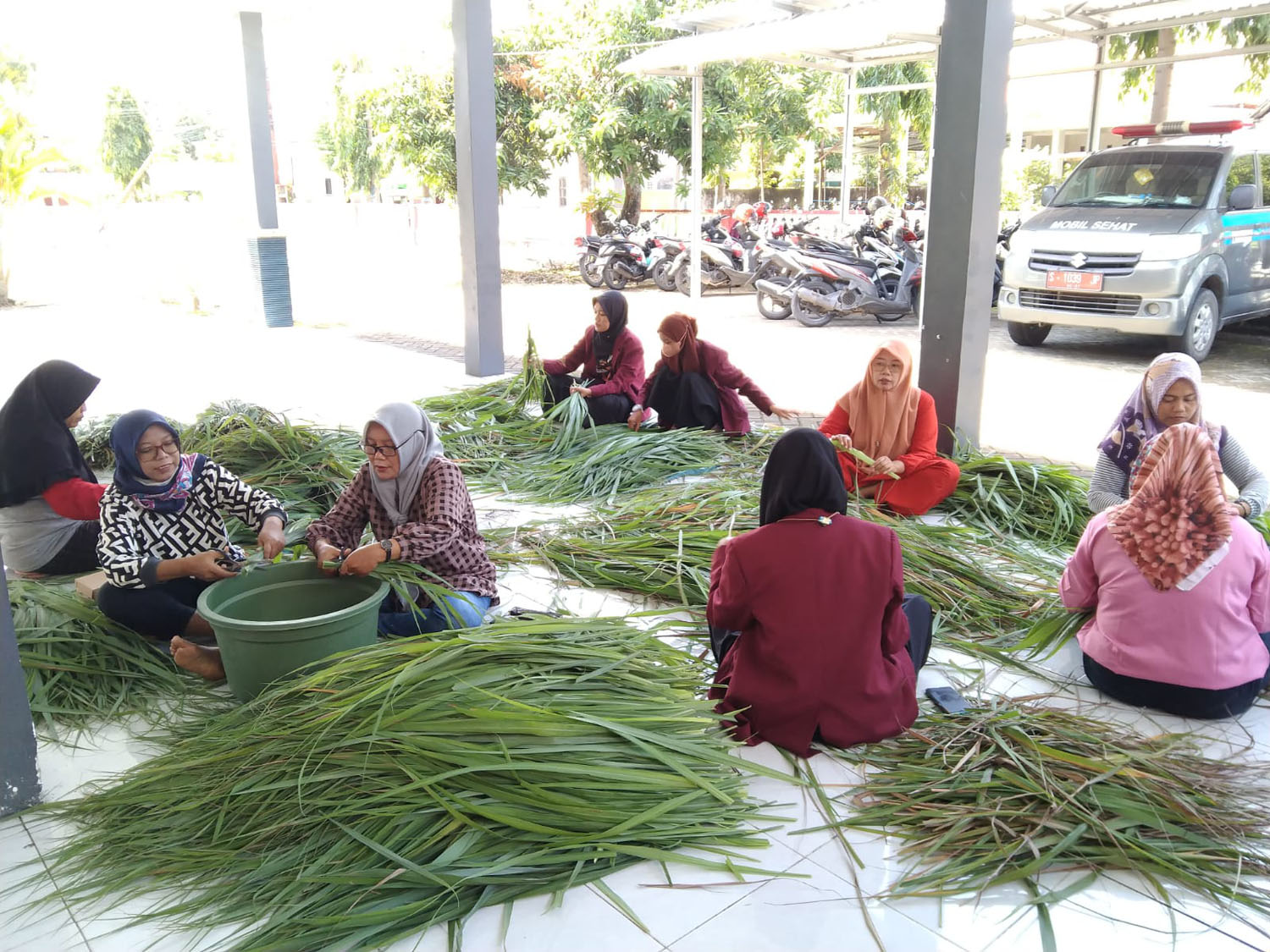PENGABDIAN MASYARAKAT: Dosen UMLA saat melaksanakan pelatihan diversifikasi olahan minyak atsiri menuju kampung Agro Industri di Desa Tanjung, Kecamatan Lamongan. (IST./RDR.LMG)