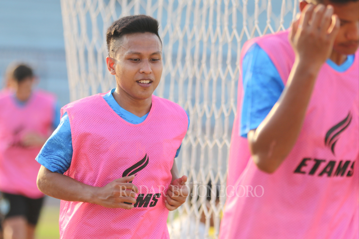 DIPANTAU: Mantan pemain Persela, Fahmi Al- Ayyubi, ikut berlatih di Stadion Surajaya Lamongan.(ANJAR DWI PRADIPTA/RDR.LMG)
