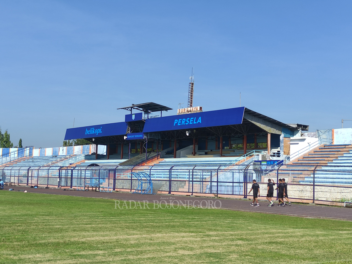 JADI TUAN RUMAH: Stadion Surajaya Lamongan bakal ditempati untuk babak penyisihan grup 3 Piala Soeratin.(ANJAR DWI PRADIPTA/RDR.LMG)
