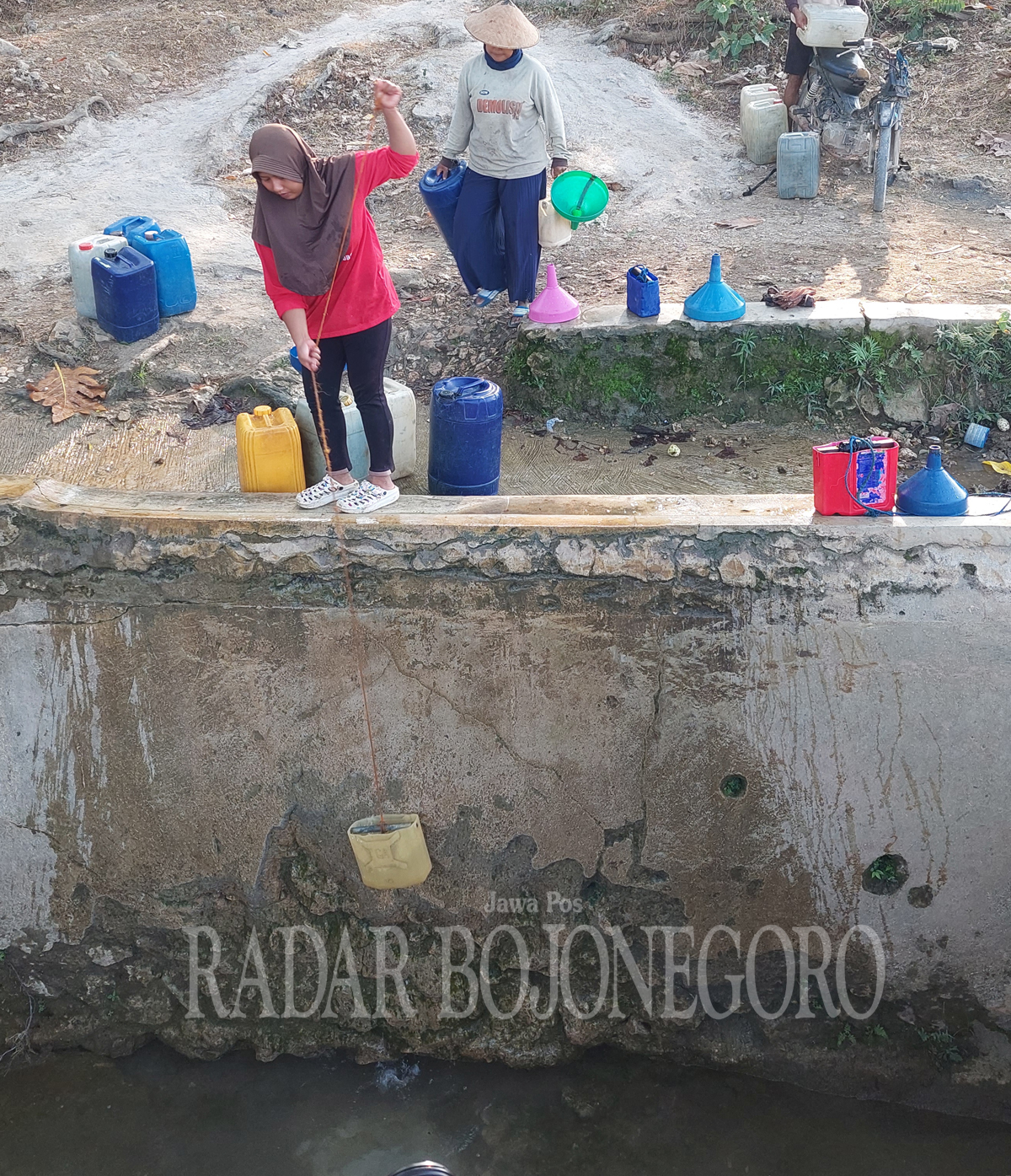 KEKERINGAN: Setiap musim kemarau, Desa Jurangrejo, Kecamatan Bogorejo dilanda kekeringan. Warga pun secara bergantian mengambil air di salah satu sumber mata air dekat perbukitan karst.