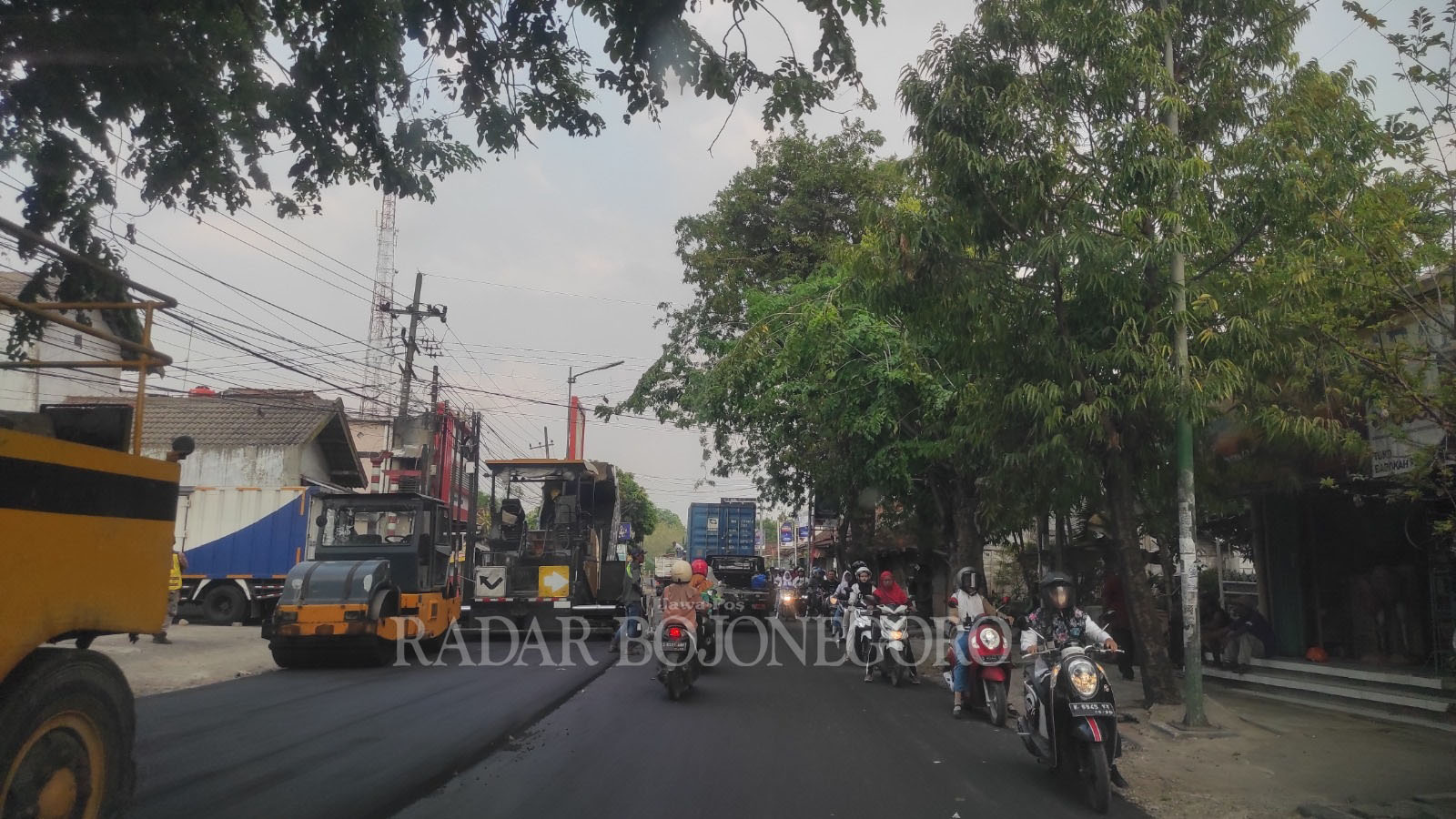 BERGANTIAN: Perbaikan jalan nasional poros Cepu-Bojonegoro tepatnya di Kecamatan Purwosari kemarin (31/10), memicu kemacetan. Memaksa pengendara bergantian melintas. Proyek itu dibiayai dari APBN.