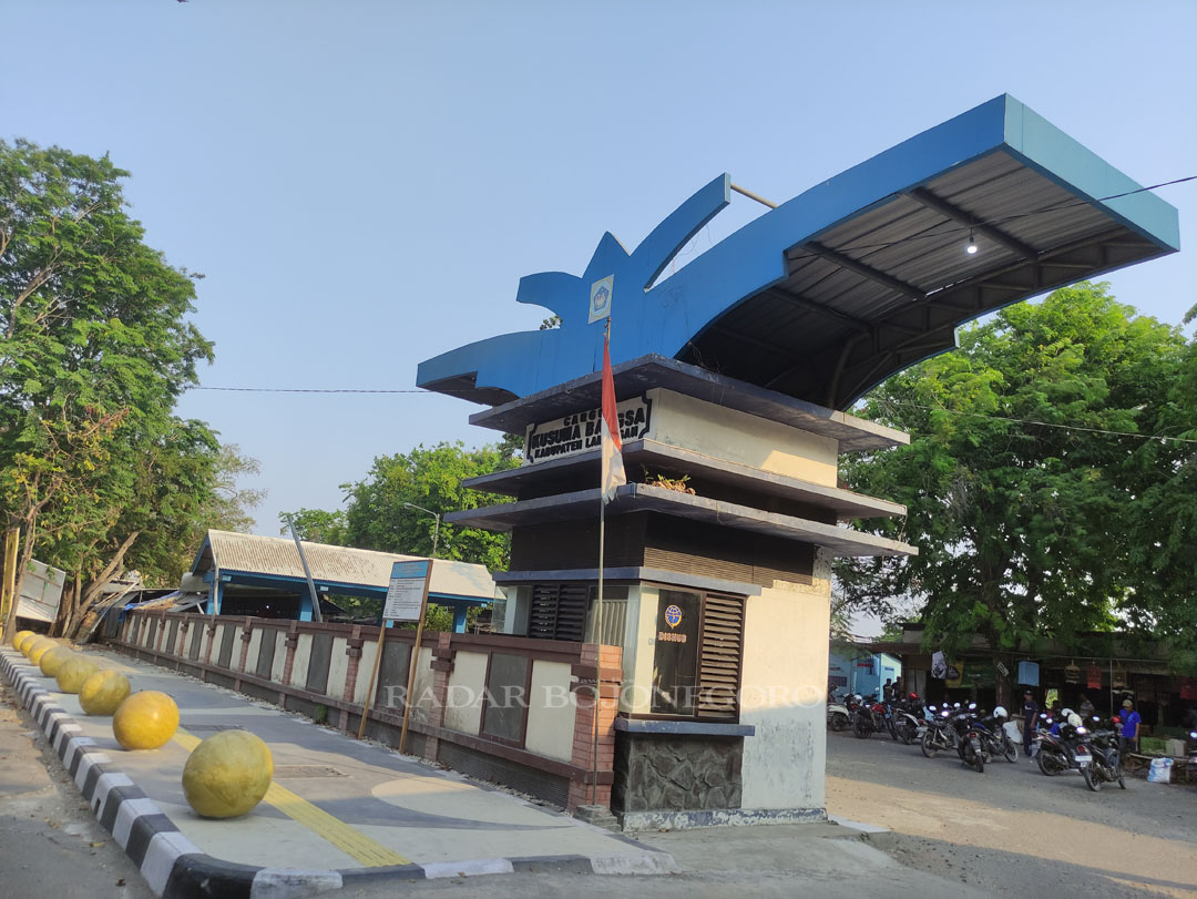 DI TARGET PAD RP 30 JUTA :Terminal Kargo Kusuma Bangsa Lamongan mengadalkan retribusi dari kendaraan yang masuk. (ANJAR DWI PRADIPTA/RDR.LMG)