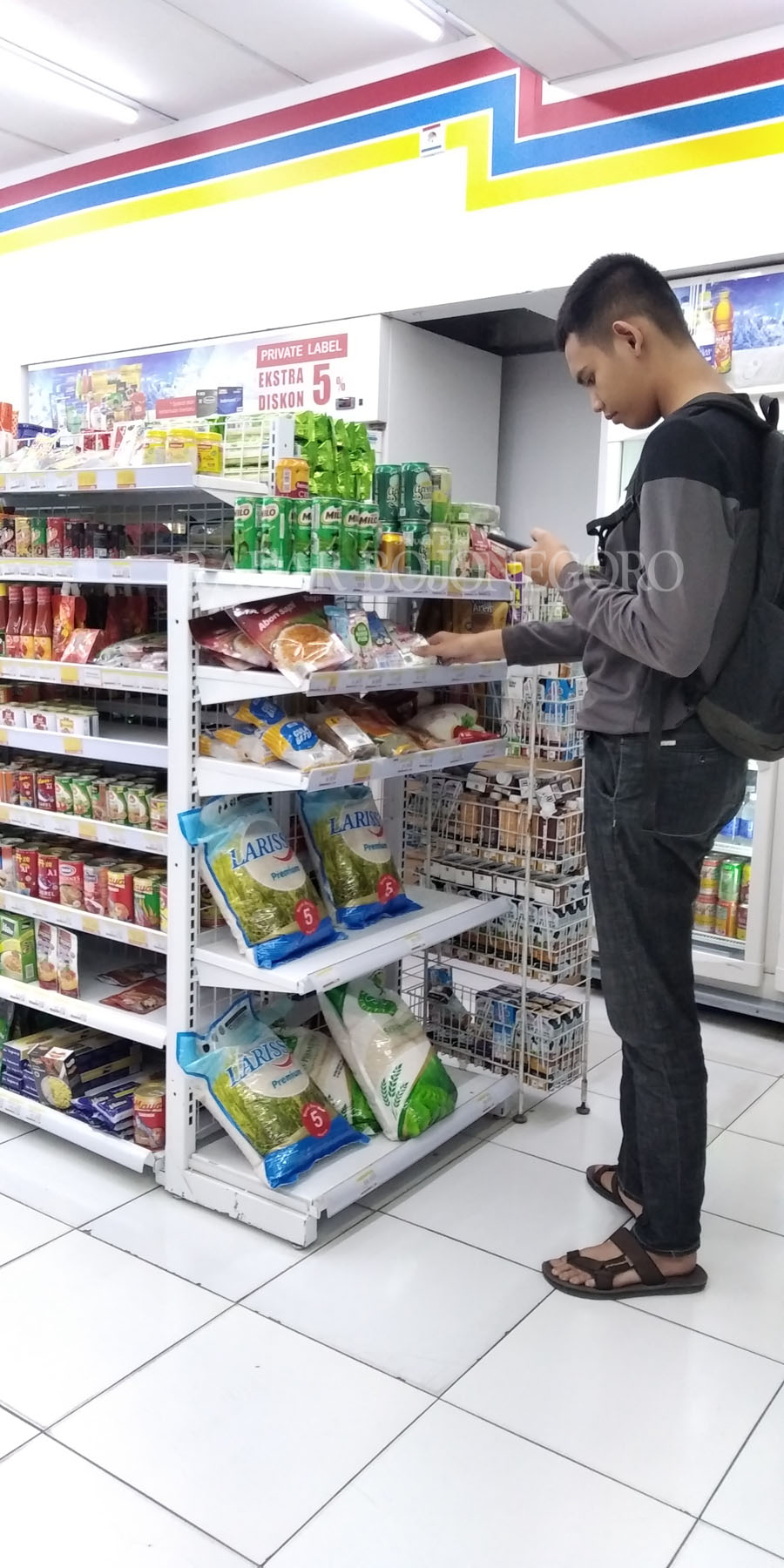 BERAS: Salah satu toko modern di Bojonegoro belum menjual beras SPHP. (YANA/RDR.BJN)