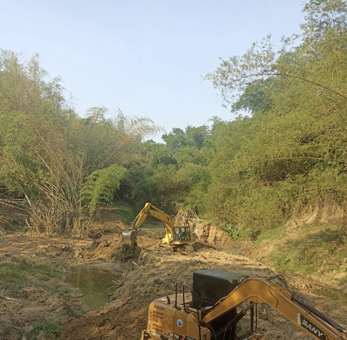NORMALISASI: Alat berat excavator sedang menormalisasi Sungai Lusi turut Kelurahan Karangjati dan Kelurahan Kedungjenar, Kecamatan Blora akibat terjadi pendangkalan atau sedimentasi. (IST/RDR.BJN)