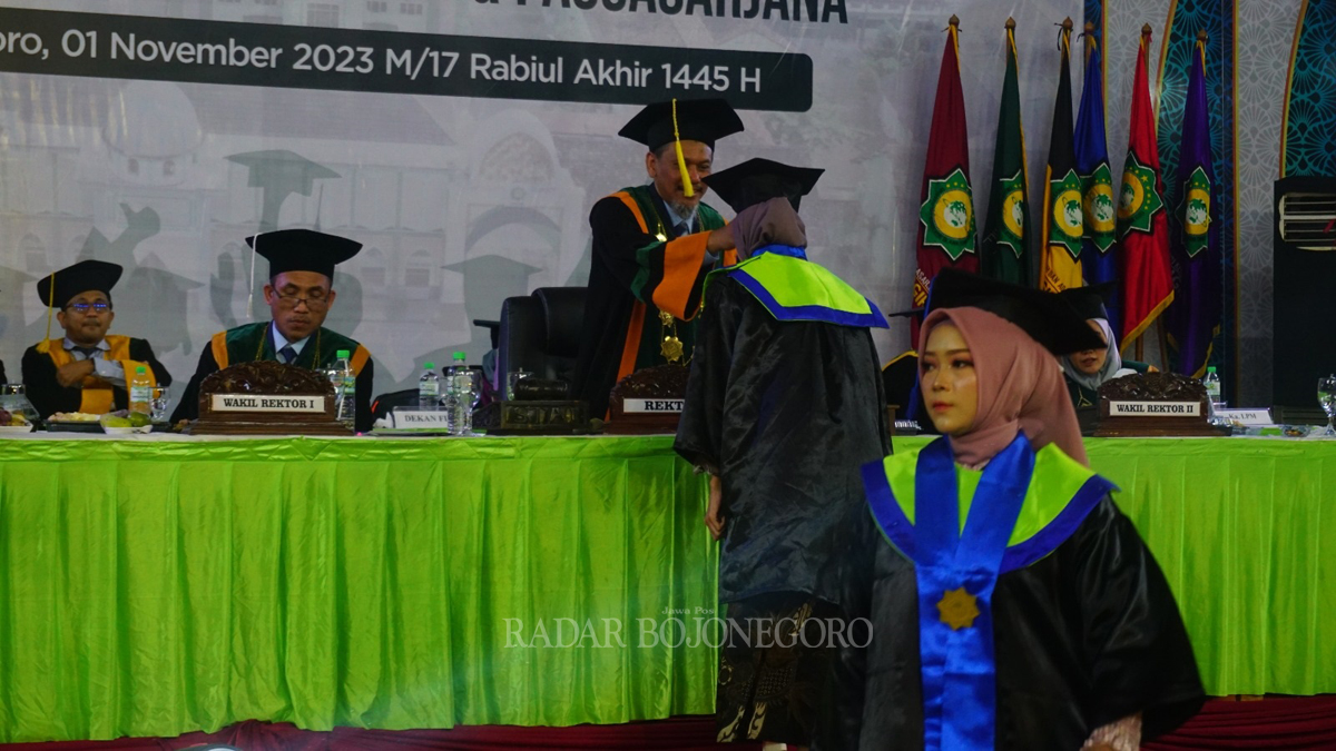 WISUDA UNUGIRI: Rektor Unugiri K.M. Jauharul Ma&rsquo;arif. M.Pd.I. mewisuda mahasiswanya di GOR Utama Bojonegoro.(YANA DWI K./RDR/BJN)