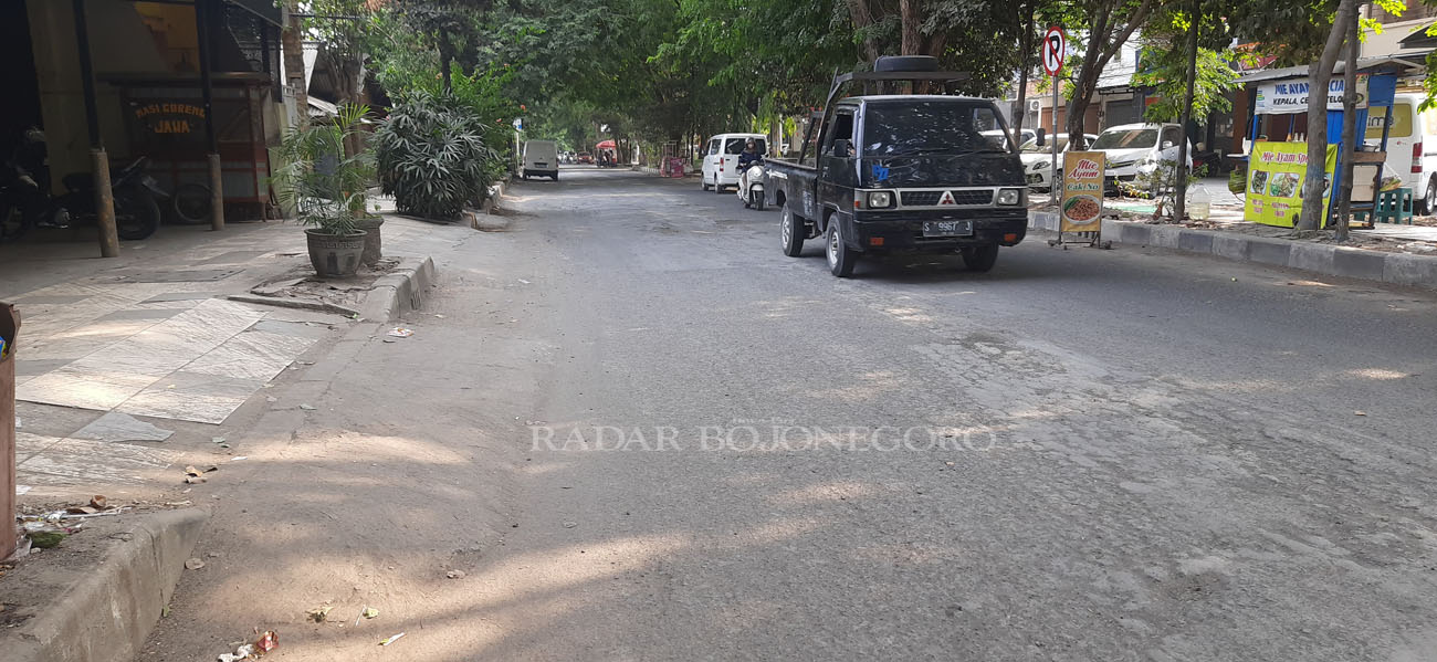 BAKAL DIASPAL LAGI: Jalan Sunan Giri Lamongan bergelombang dan berlubang (GAMAL A./RDR.LMG)