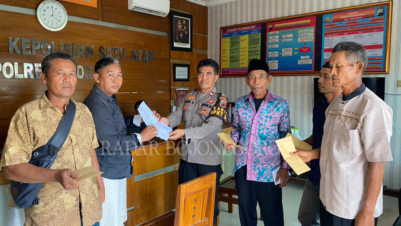 LAPOR: Penasihat hukum (PH) enam warga Desa Medalem, Lukito (dua dari kiri) serahkan berkas laporan dugaan penipuan dan penggelapan uang pengurusan SHM yang dilakukan perangkat desa berinisial AH.