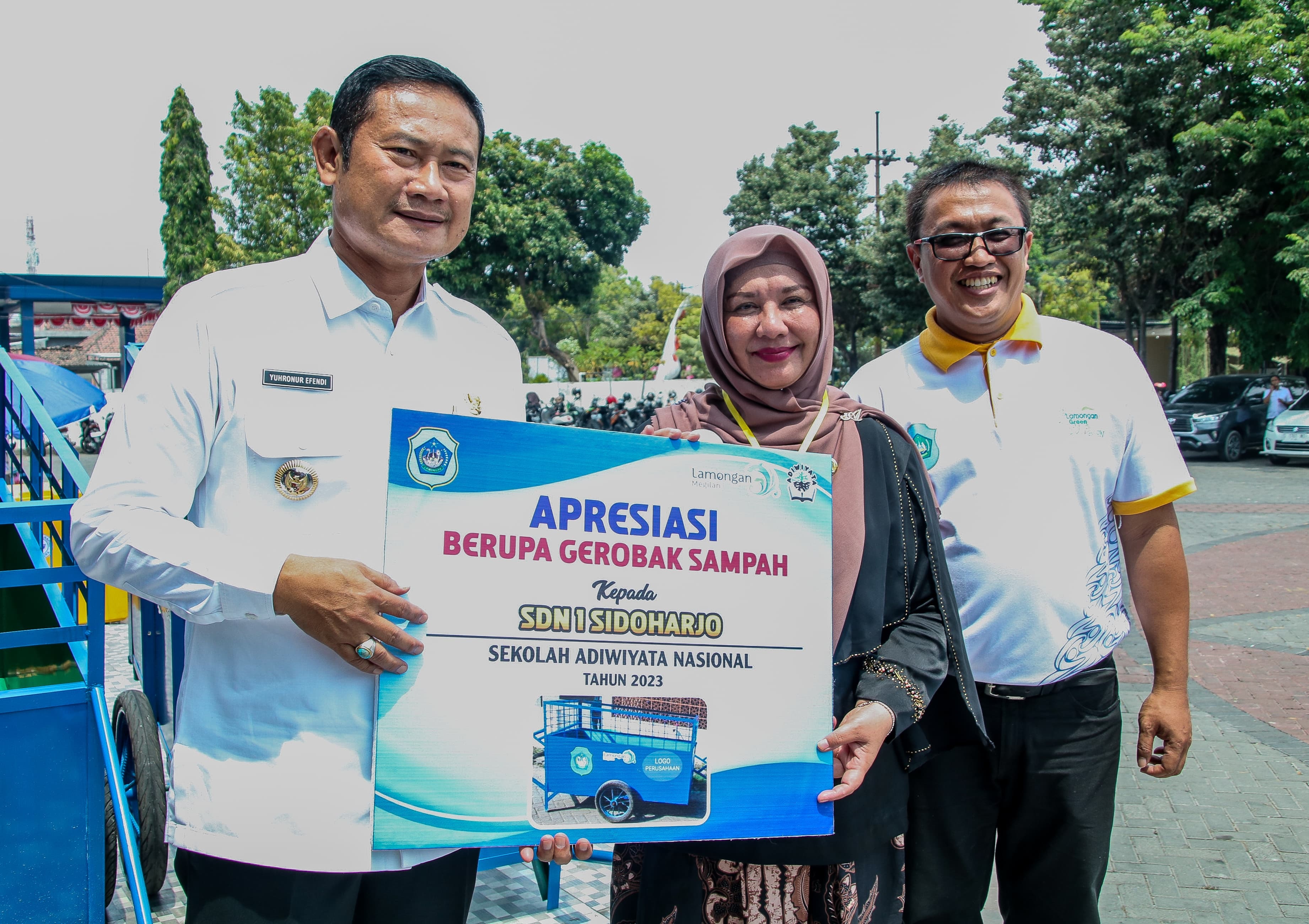SELAMAT: Bupati Yes didampingi Kepala DLH Lamongan, Adhy Kurniawan,ST,MMT memberikan apresiasi program kampung iklim Kabupaten Lamongan Tahun 2023 (IST/RDR.LMG)