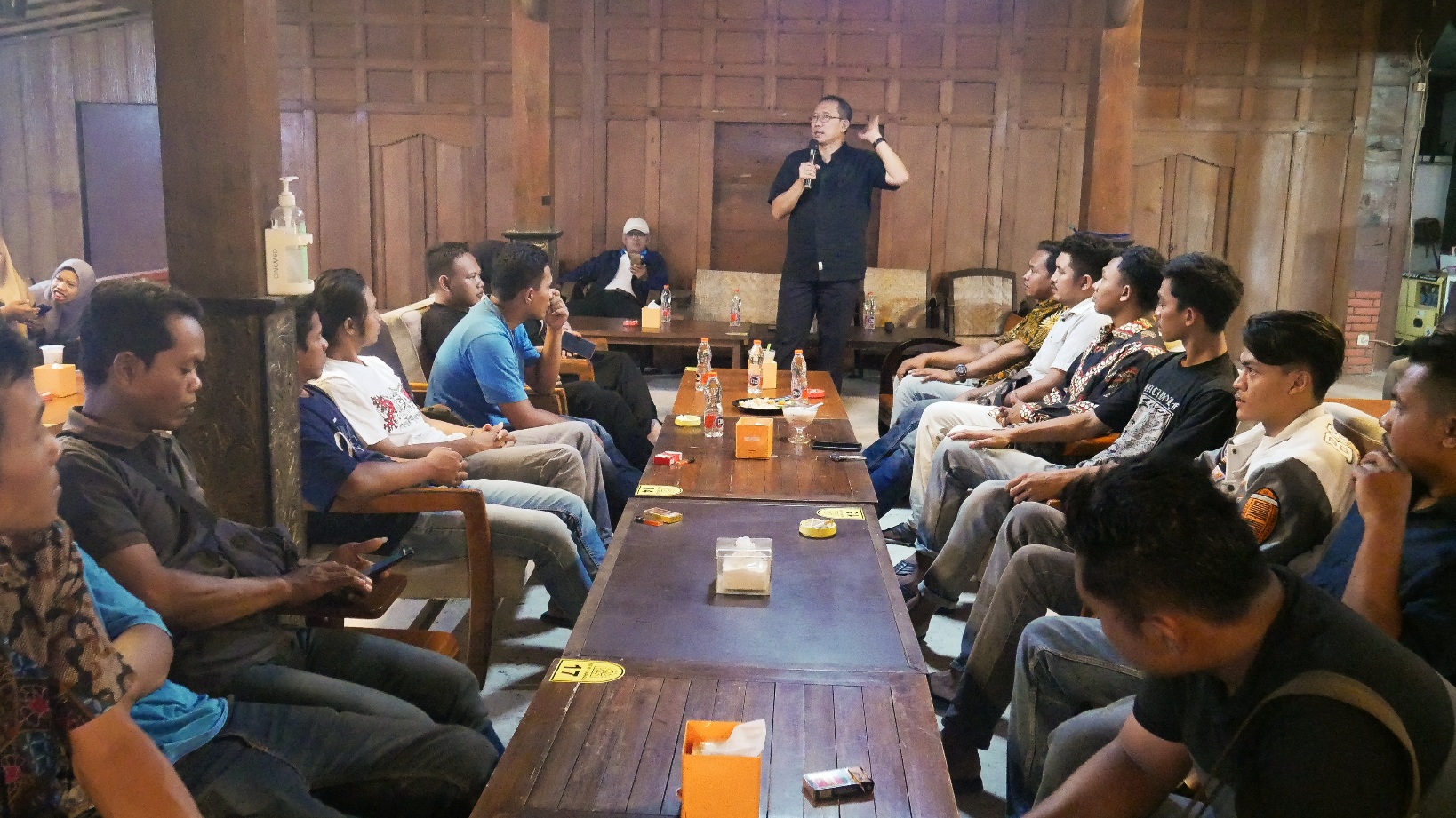 Mas Teguh bersama pemuda milenial NU Bojonegoro (IST/RDR.BJN)