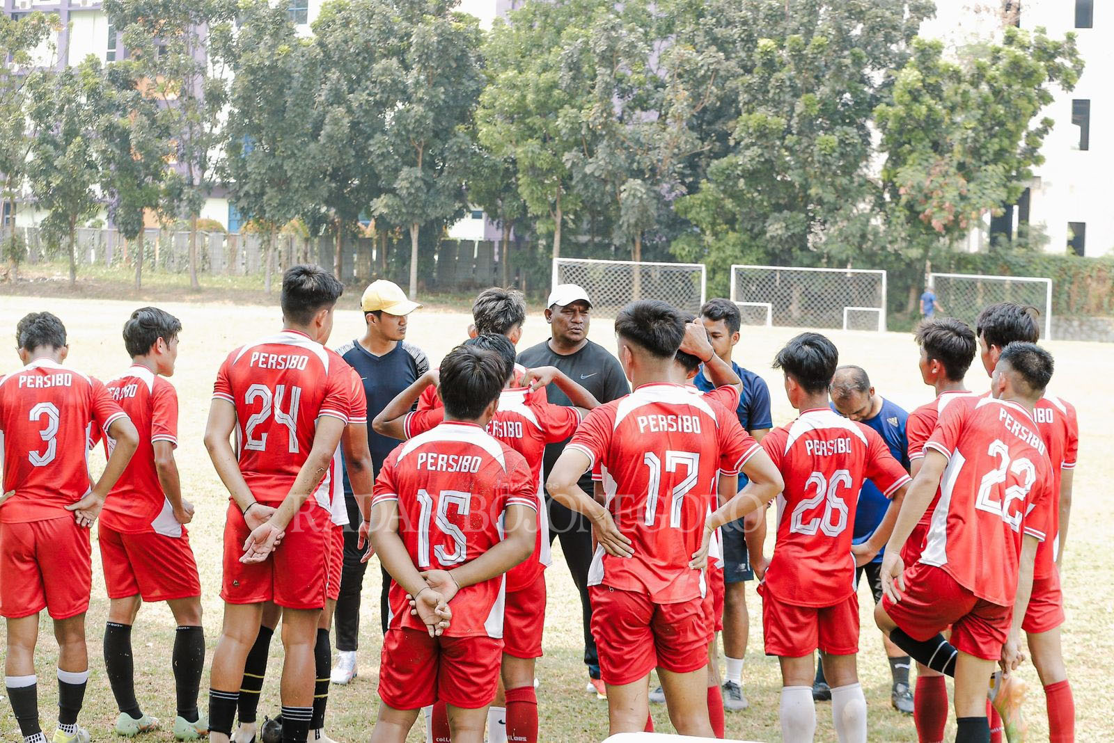 LATIHAN: Pelatih Persibo Adnan Mahing memberikan instruksi pada para pemain pada latihan di Tangerang kemarin (2/11). (M IRVAN RAMADHON/RDR.BJN)