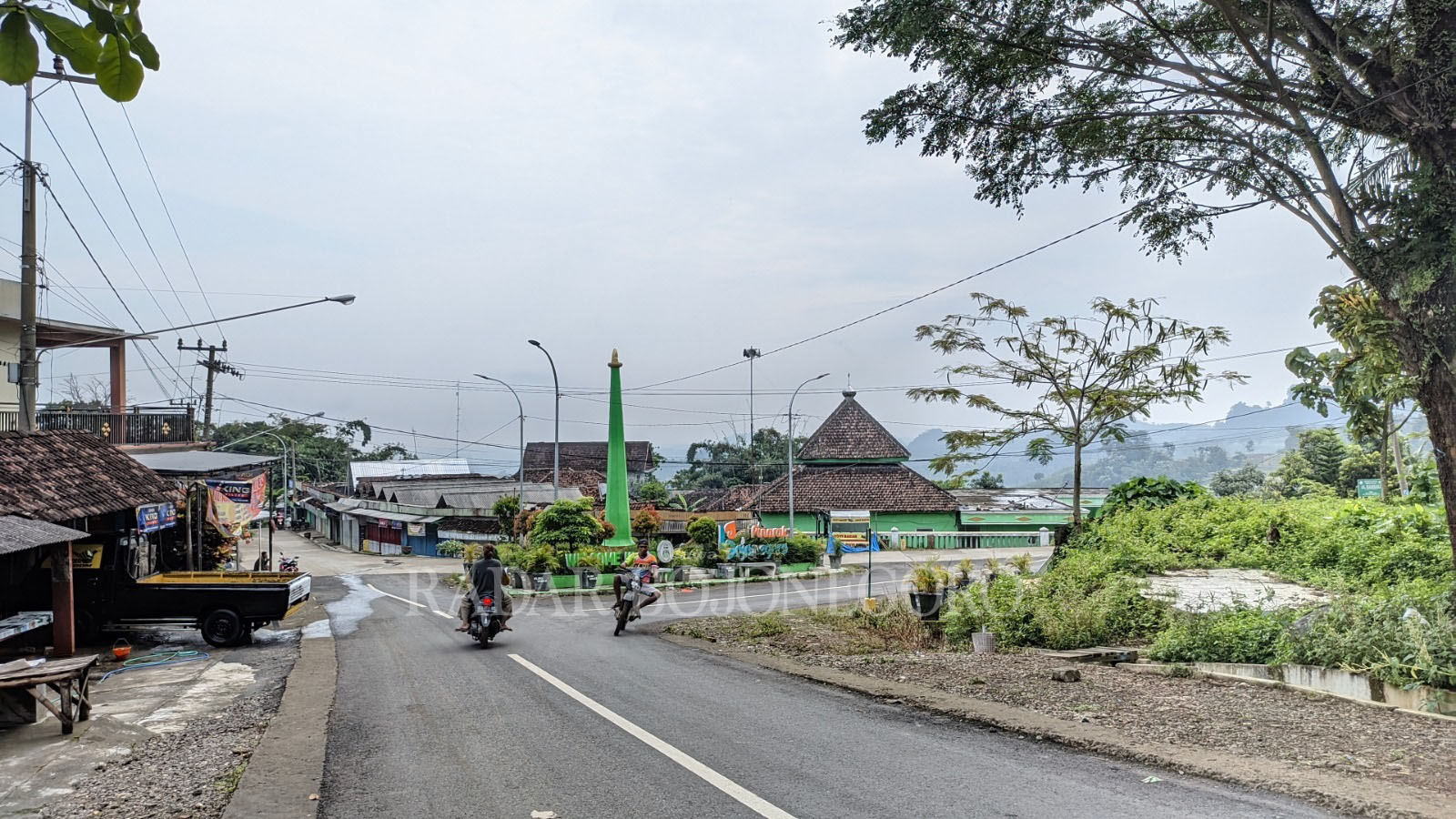 TUGU KLINO: Jalur Selatan Kabupaten Bojonegoro, dari Tugu di Desa Klino, Kecamatan Sekar ini sudah tampak  dataran Kecamatan Saradan, Kabupaten Madiun.  (WAHYU DHANI A/RDR.BJN)